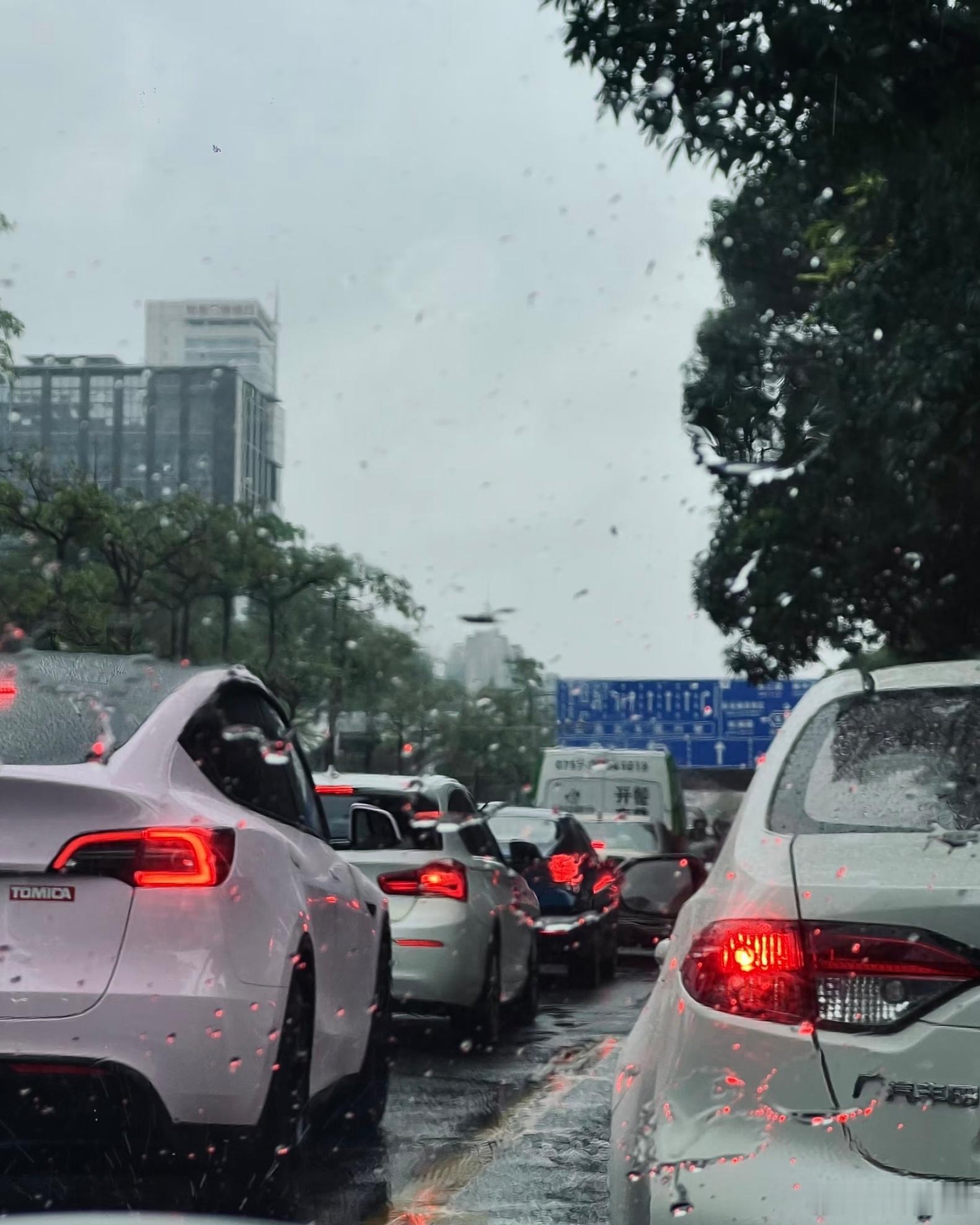 开车确实比坐车爽但我确实是更喜欢躺在第二排零重力座椅上闭目养神，特别是阴雨天堵车