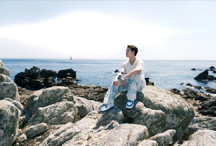 李佳琦自证没有啤酒肚只因穿搭版型宽松，才被误判长出啤酒肚 