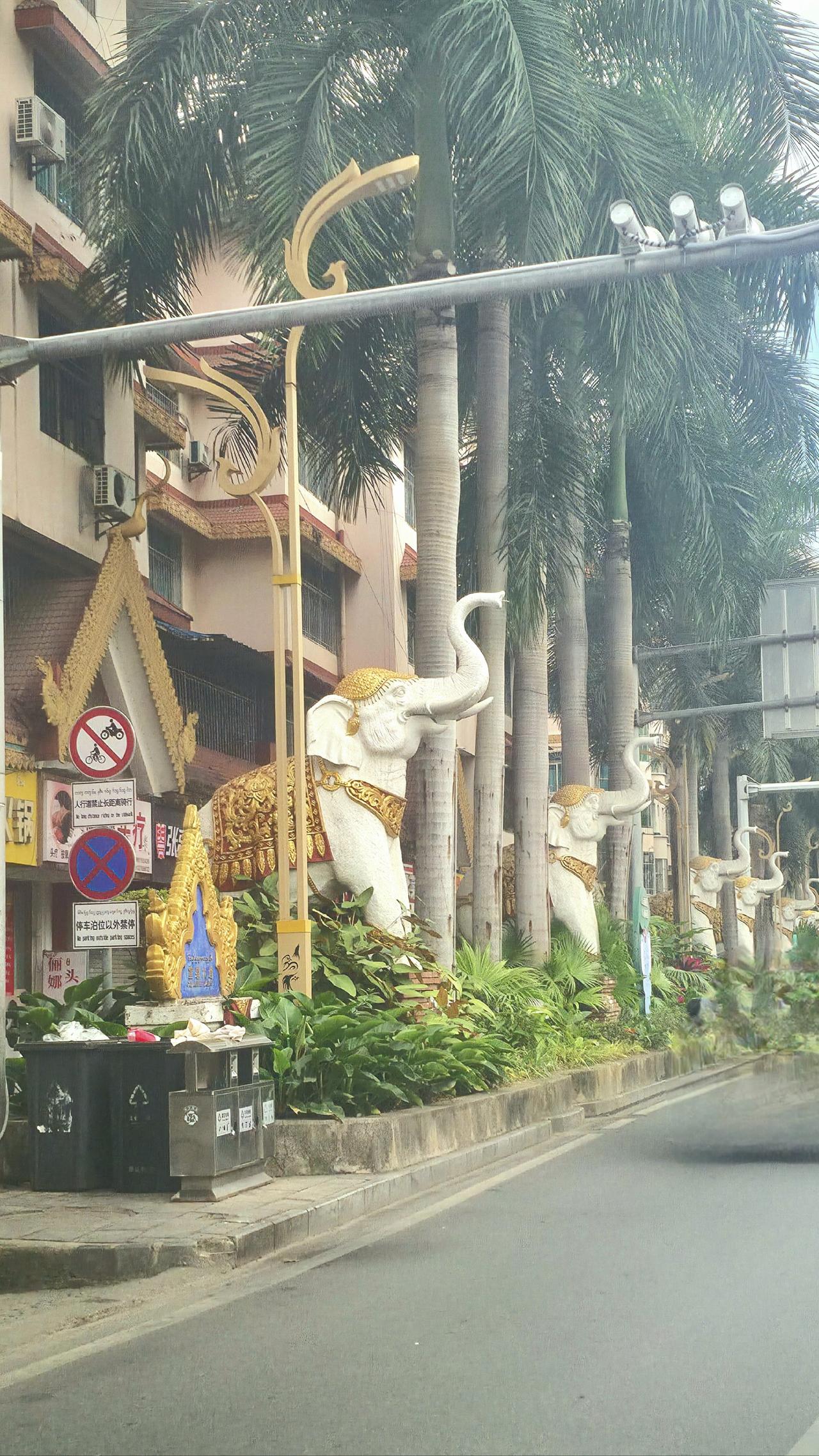 最近随手拍了张照片，瞬间让我脑补出西双版纳街头的热闹景象。照片里那色彩斑斓的建筑