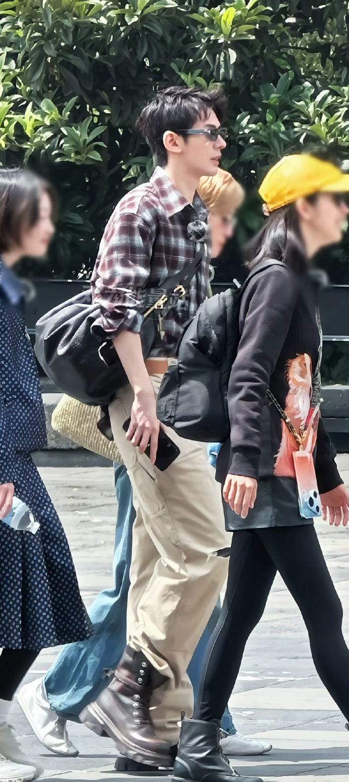 邓为人群中帅的好直观邓为格子衫工装裤look 邓为人群中帅的好直观，邓为格子衫工