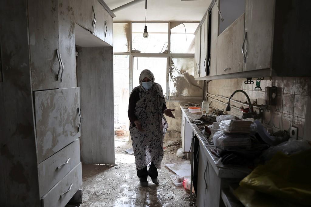 图说伊朗战争007：一名女性在德黑兰一栋被袭击破坏的房子里。