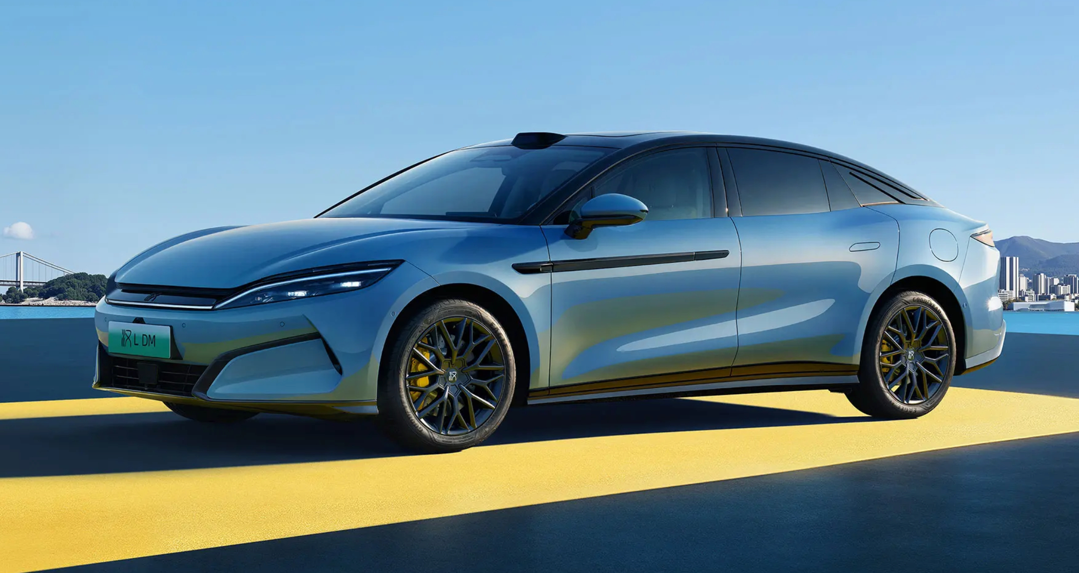 2025年比亚迪纯电车型销量达225.67万辆，远超特斯拉的163.6万辆，首次