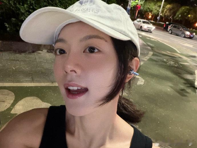 赵今麦citybike九宫格 赵今麦这组照片真的赢很大！不是刻意摆拍的僵硬感，而