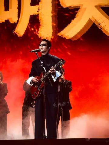 于适北影节彩排生图北京国际电影节 彩排现场捕捉！于适新中式造型帅气十足，吉他弹唱