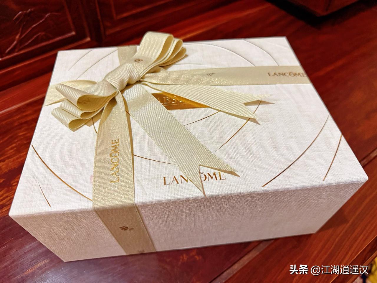 以前喜欢香奈儿，迪奥，现在总觉得太浓了，这款兰蔻的淡香真的很好闻，推荐给喜欢自然