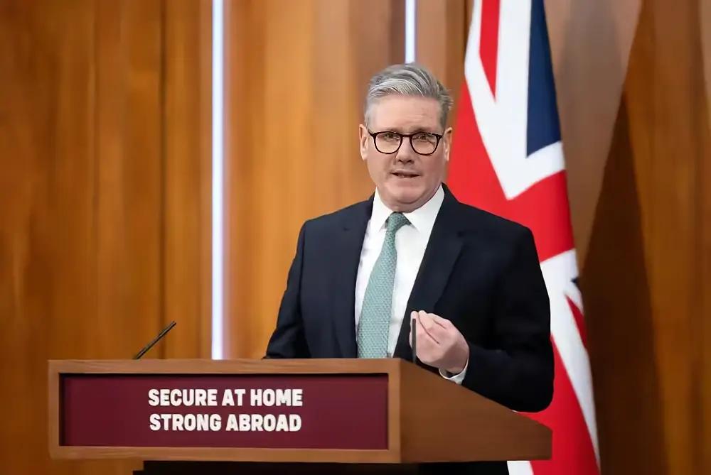 英国这样做极不地道，也是自毁前程。今年年初，英国首相斯塔默专程访华，一趟行程下来