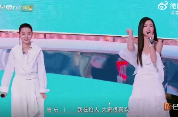 管乐抡人抡到蒋一侨了管乐这臂力建议参加奥运会！抡完这个抡那个，蒋一侨被拎起来时瞳