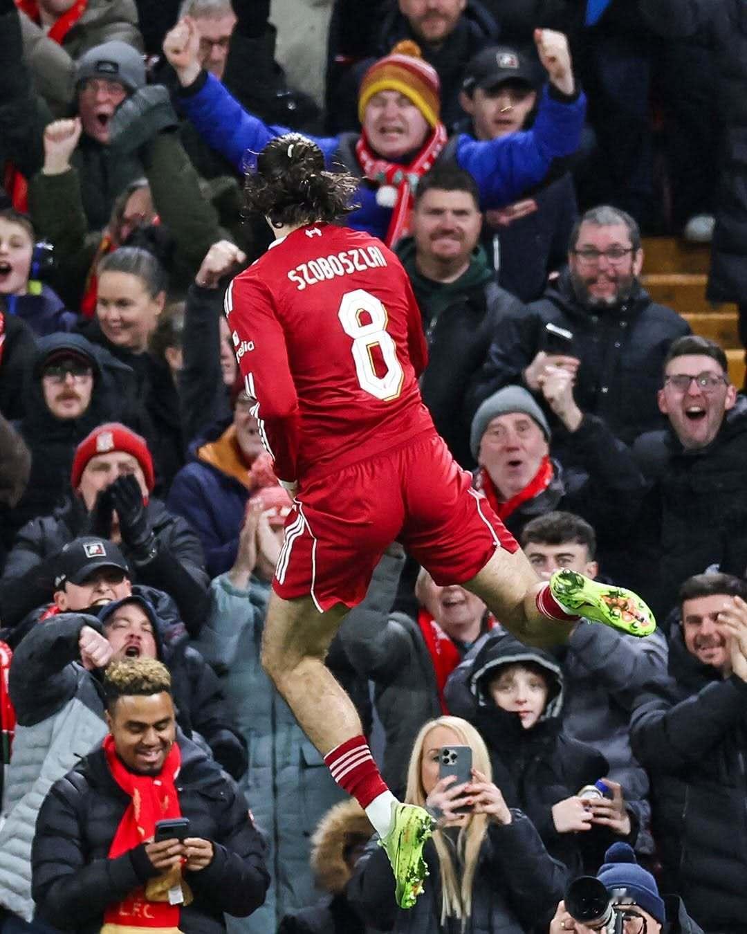 索博斯洛伊索博斯洛伊 又一粒进球坎肩儿太帅了场边举他名字的女球迷拿到了球衣红了脸