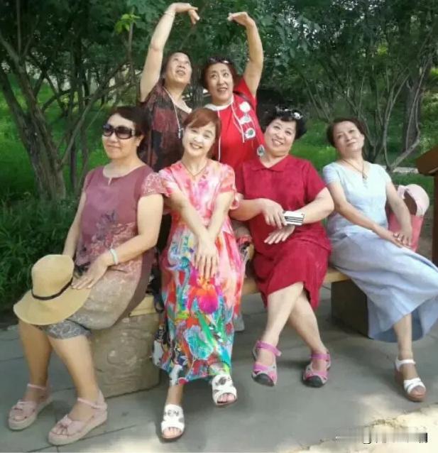 我发现我们小区有好几个50多岁的女人，老公去世了，只剩自己，退休金也就两三千，但