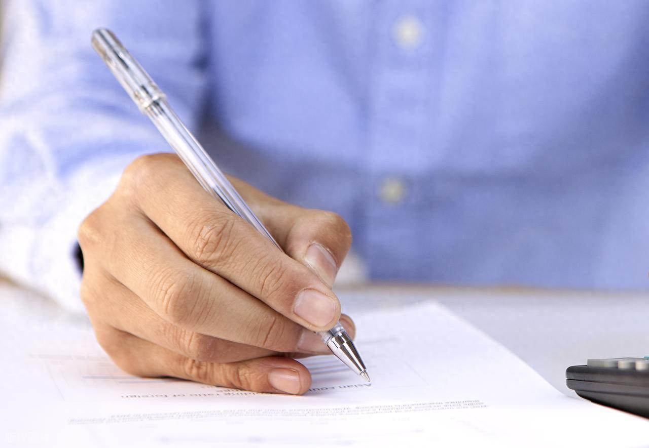 陕西宝鸡，一男子在保险公司给儿子买了份“储蓄型保险”，连交10年共计13.3万。