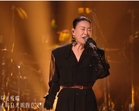 #那英 天后回归#那英的舞台还是一如既往的稳。除了前两句有一点小失误，其他的都非