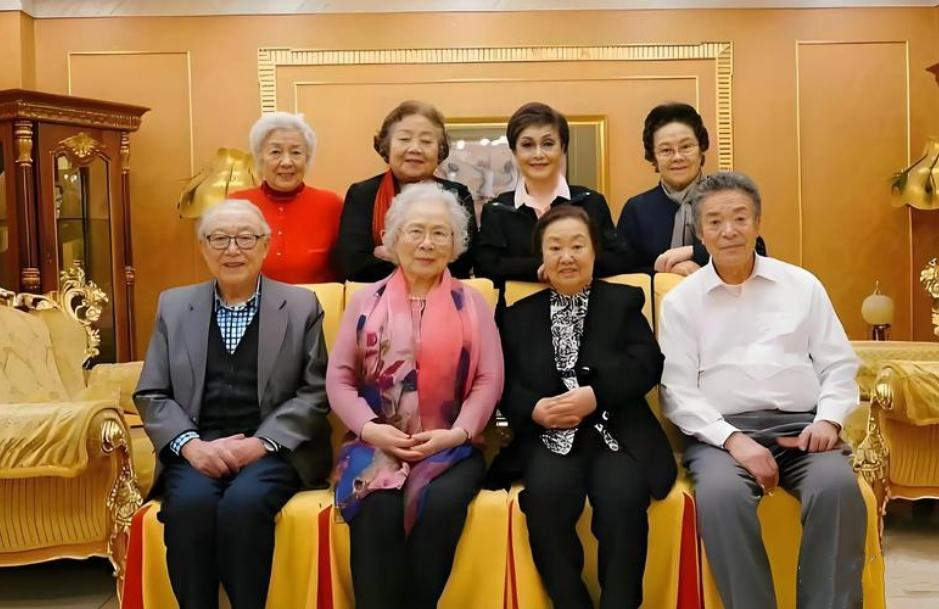 8位艺术家同框：

我认出了著名男高音歌唱家李光羲，女高音歌唱家郭淑珍、李谷一；