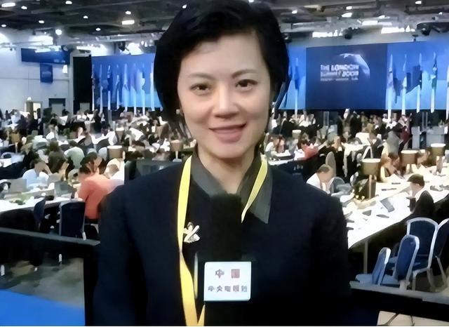 曾经的她，是央视史上最年轻的制片人，12岁就发表了自己的第一篇文章，硕士学历在业