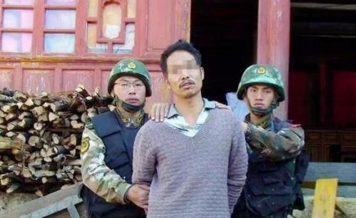 睡我老婆？一个都别想活！”2013年除夕夜，云南一个农民手持AK47，在爆竹声的