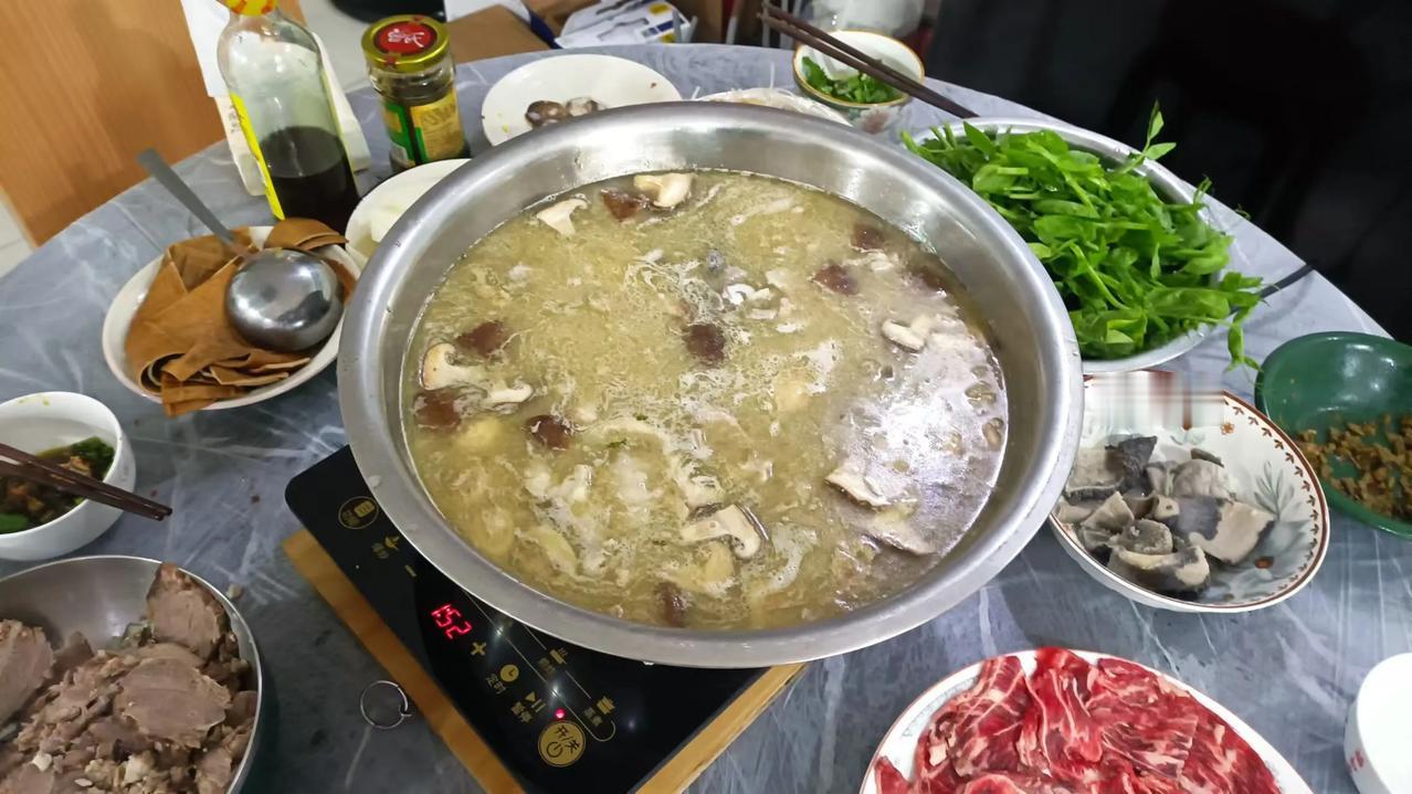 降温了、整了一锅羊肉汤锅。
全家人一起热热闹闹。