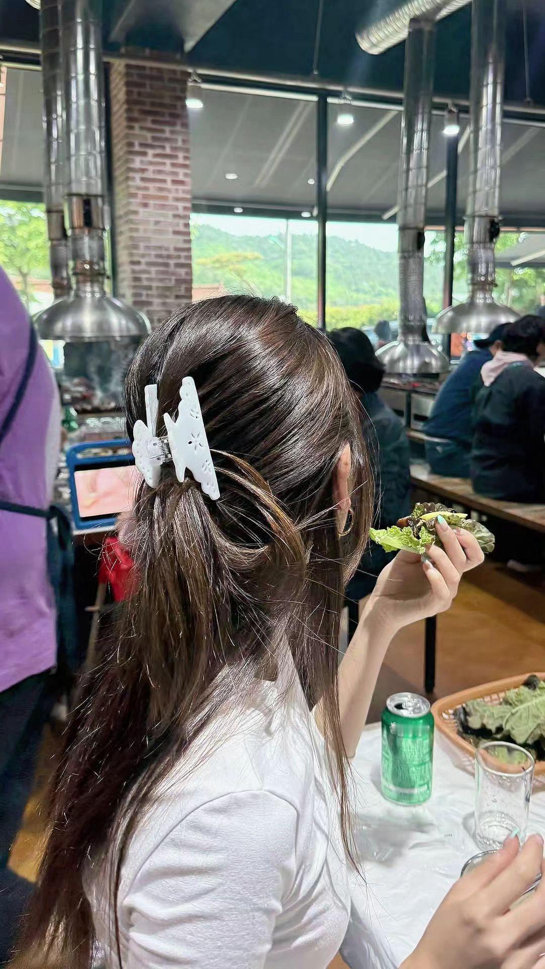 🔥生菜包着滋滋肉香，发梢都在偷尝烟火气✨窗外山是背景板，此刻烦恼被烤化了～