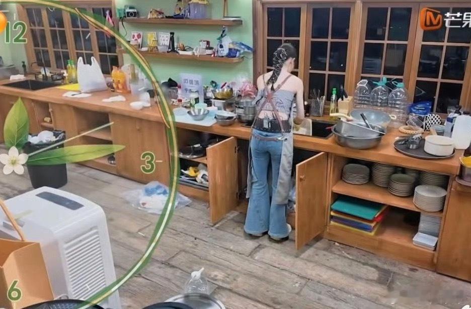 中餐厅给张雅琪配了时钟后期想拉一拉路人缘吧？虽然这样看雅琪也有做事情，但是后期确