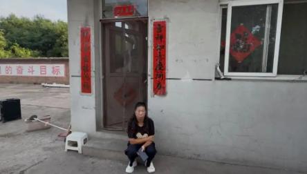 山西太原，女子2009年入职某执法大队，做保安保洁16年，吃住在门卫室，没有专门