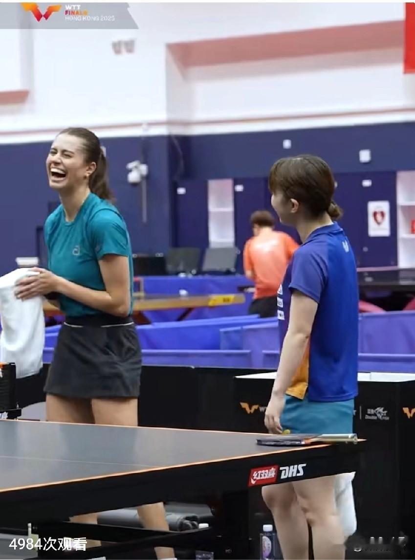 大藤沙月赛前找高桥·布鲁娜练球。
大藤沙月性格也很开朗，刚来香港的时候和莎莎聊的