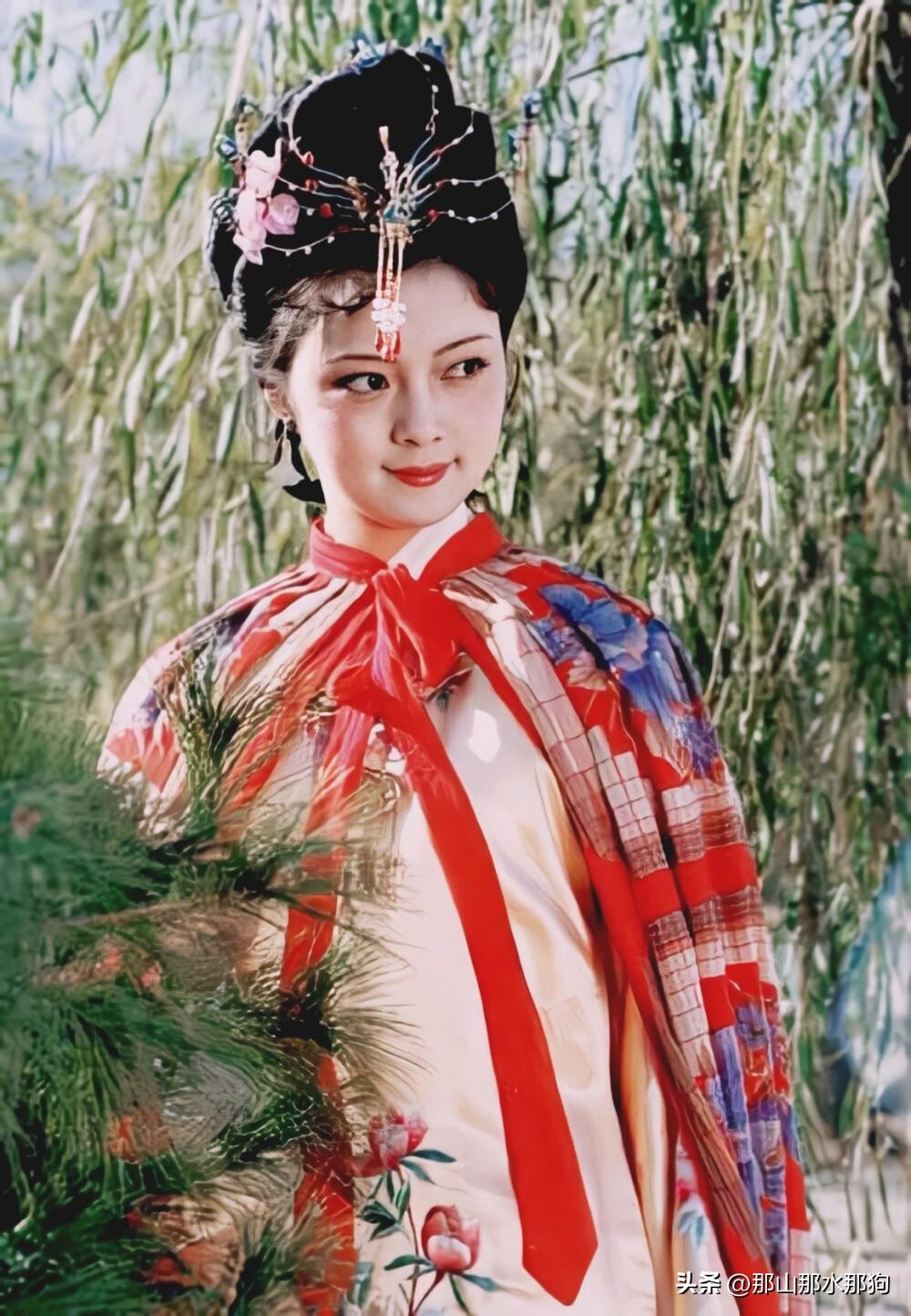 87版《红楼梦》薛宝钗扮演者张莉，那个当年荧幕上端庄稳重的“宝姐姐”，在现实中活