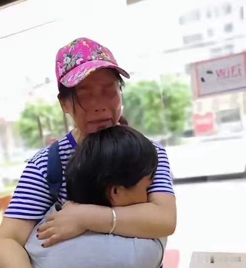 一女子领养11岁盲童，花28万给他治好眼睛，谁知男孩恢复光明后，说的第一句话却不