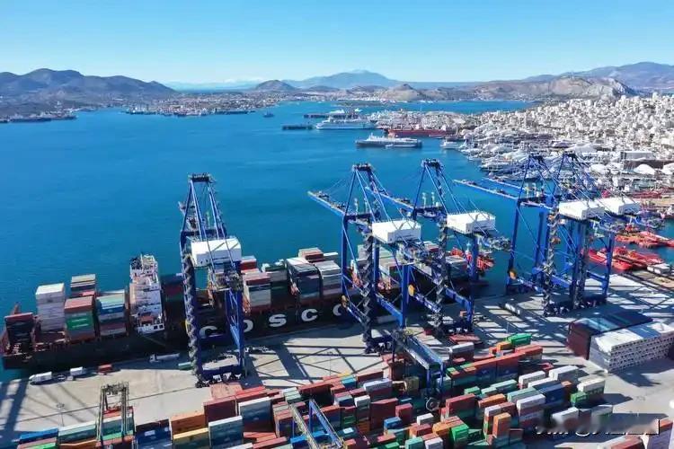 海南港口吞吐量爆增，新加坡中转费腰斩，马六甲航线悄然生变。
去年八月，海南洋浦港