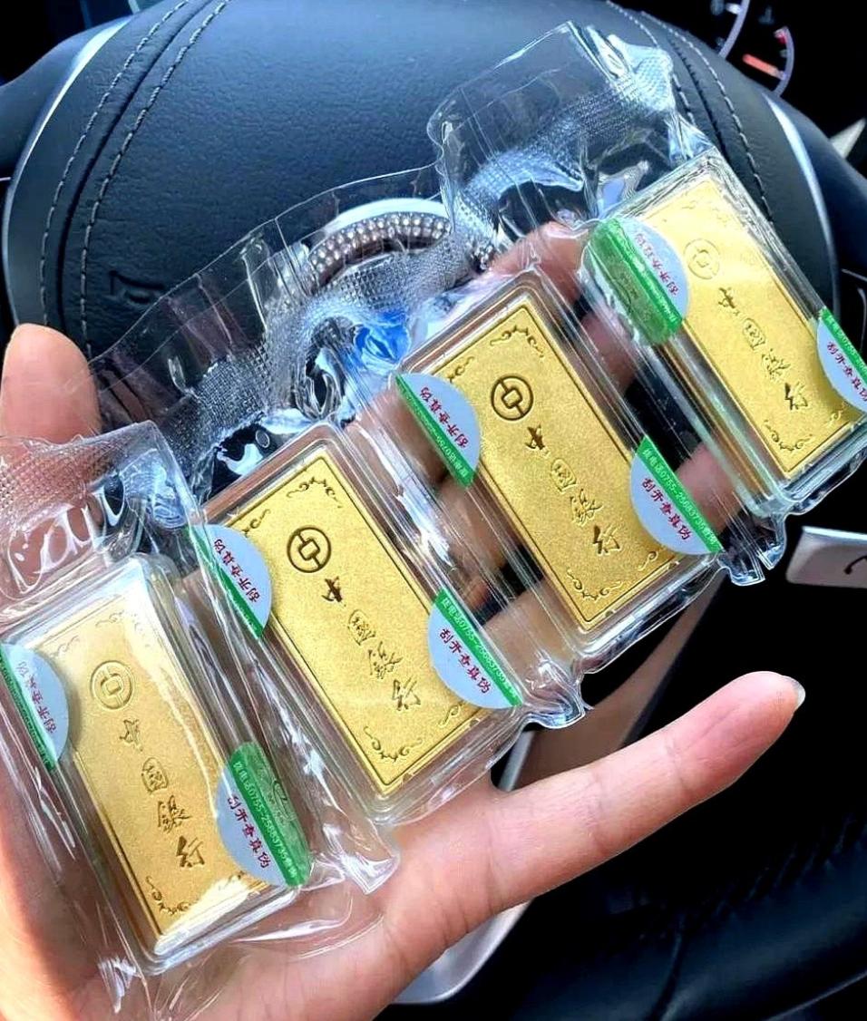 一边是金价的超级牛市，一边是龙头企业净利暴跌超60%的业绩惊雷。2025年黄金市