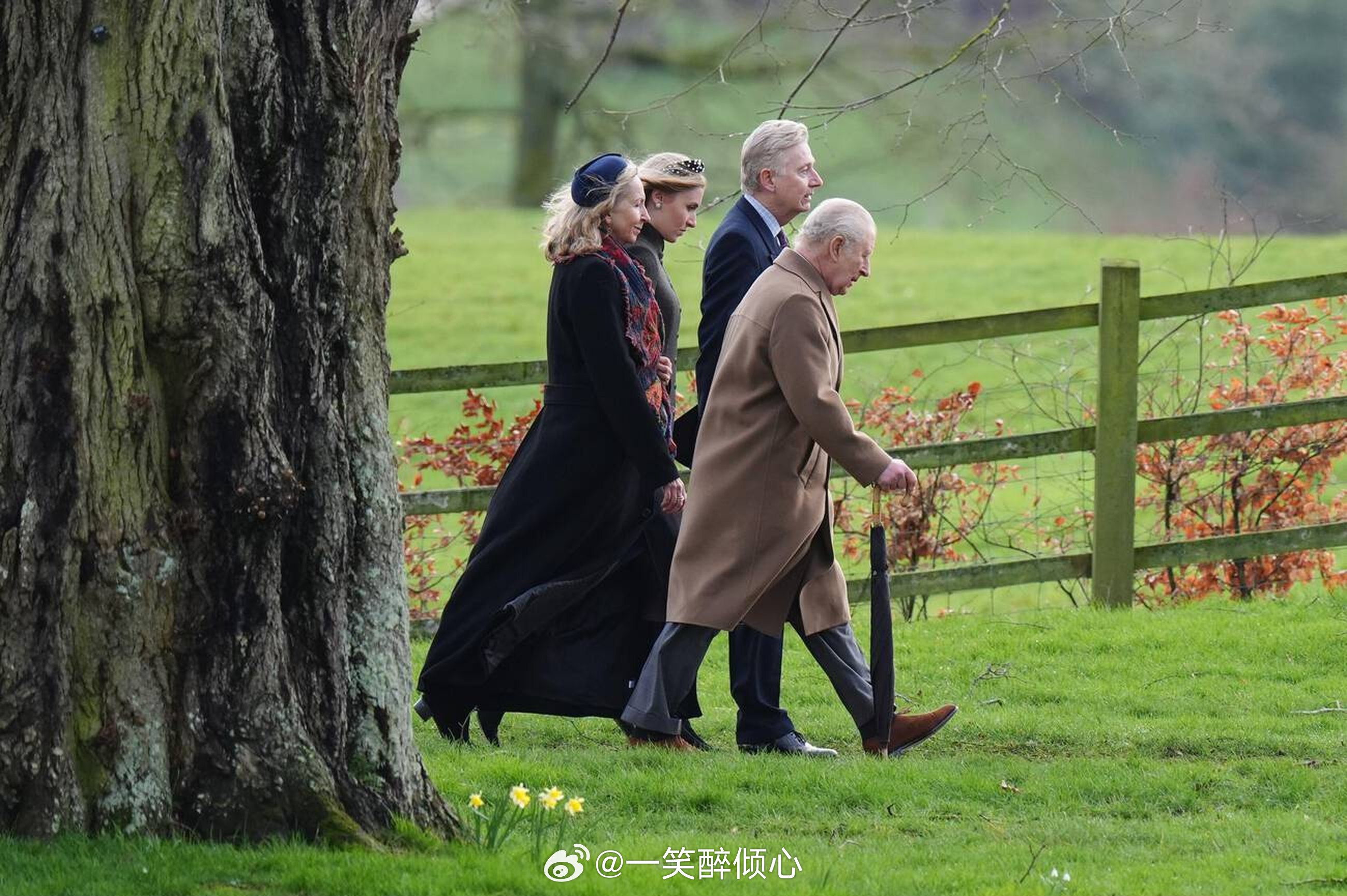 英国王室  今天查尔斯三世带着他的首席私人秘书Clive Alderton爵士在