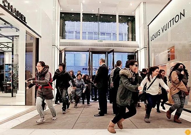 大家发现了吗？最近奢侈品市场出现了一个反常情况：门店里标价牌上的数字越跳越高，排