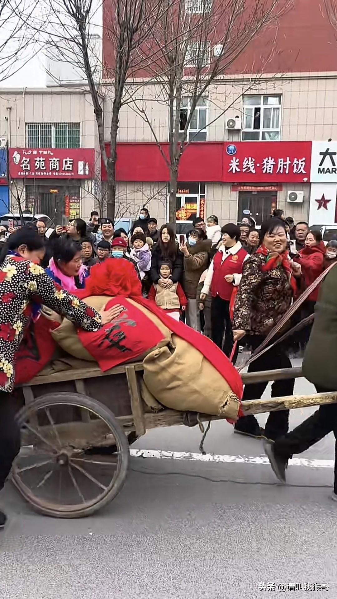 山东任营村的闹元宵火了！游行的队伍全部采用复古风，有交公粮、纺线、露天电影、打鱼