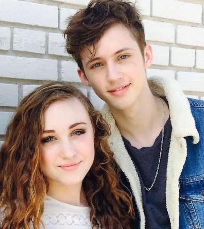 澳大利亚男歌手“戳爷” Troye Sivan 在社交平台分享与美国女歌手“插排