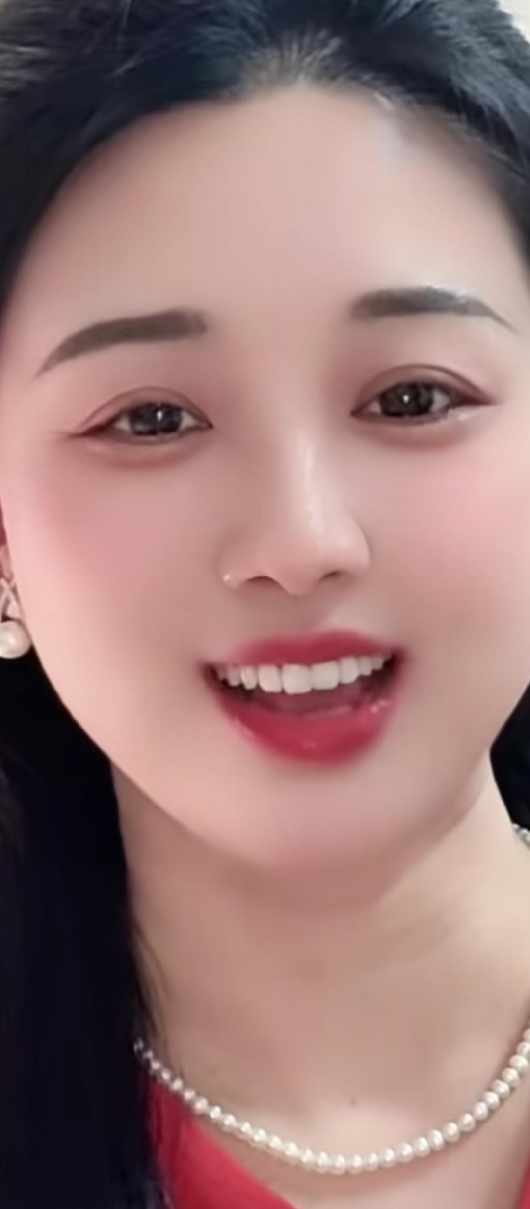 甜美笑容，珍珠项链，闪耀的每一天！💖✨