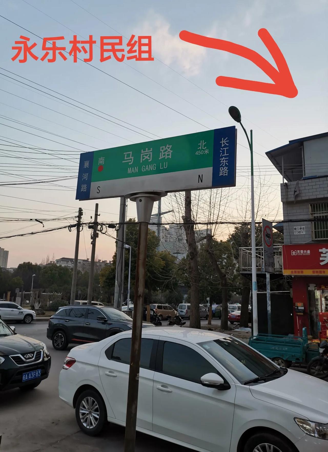 ［合肥龙岗路上的李鸿章父子三人］
龙岗路是一条南北走向的道路，北至李鸿章的出生地