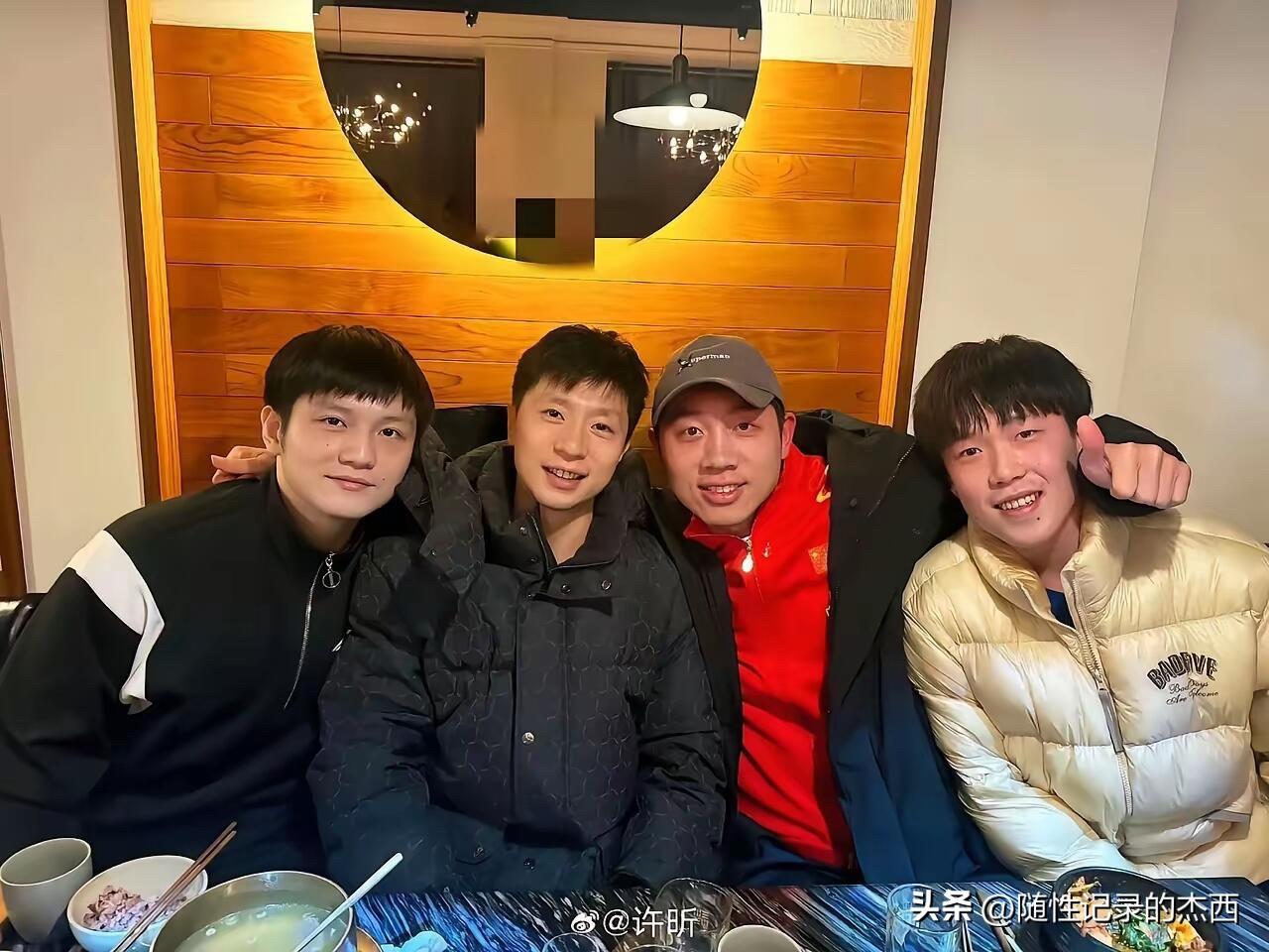 四位 好朋友经常相聚在一起，边吃饭边喝酒，还可以有聊不完的话题，他们共同努力，共