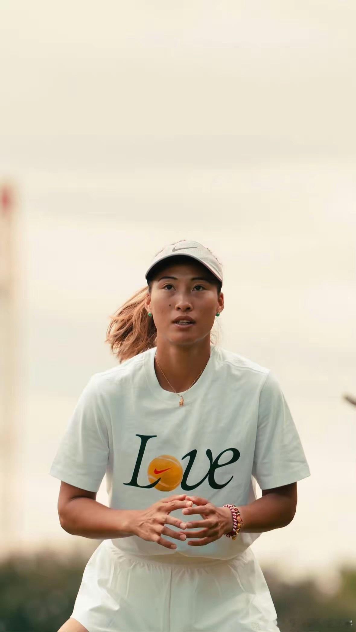郑钦文vs萨卡里强强对决一触即发！郑钦文今晚迎战萨卡里，草地赛场迎来关键考验！北