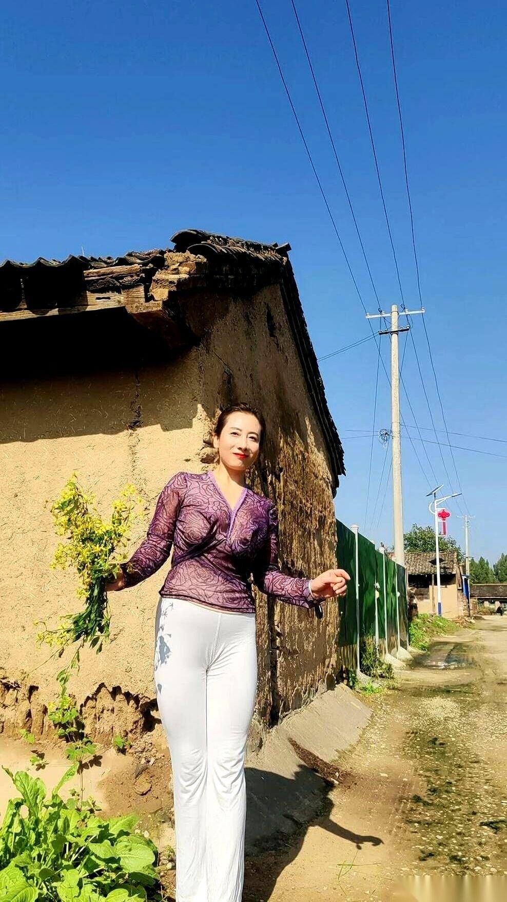 今早出门，被风结结实实地吹了个哆嗦。
就那一下，脑子里嗡的一声，只有一个念头：秋