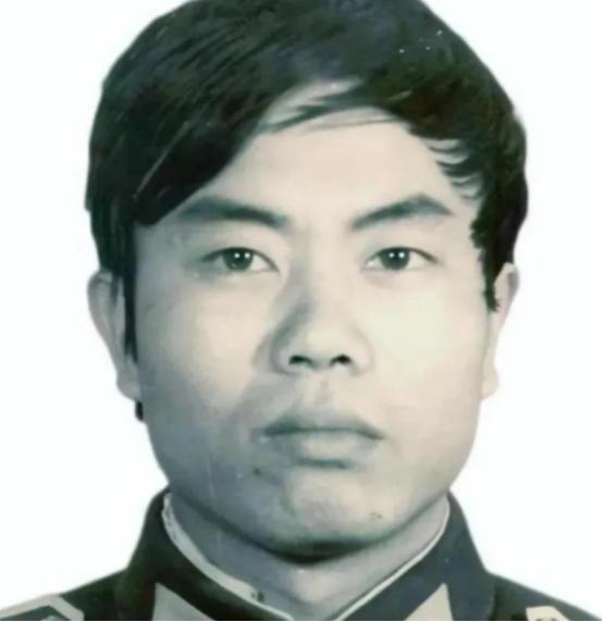 1987年，一位叫陈建军的警官，居然有纹身，更是有打牌，赌博的恶习，甚至还打骂老