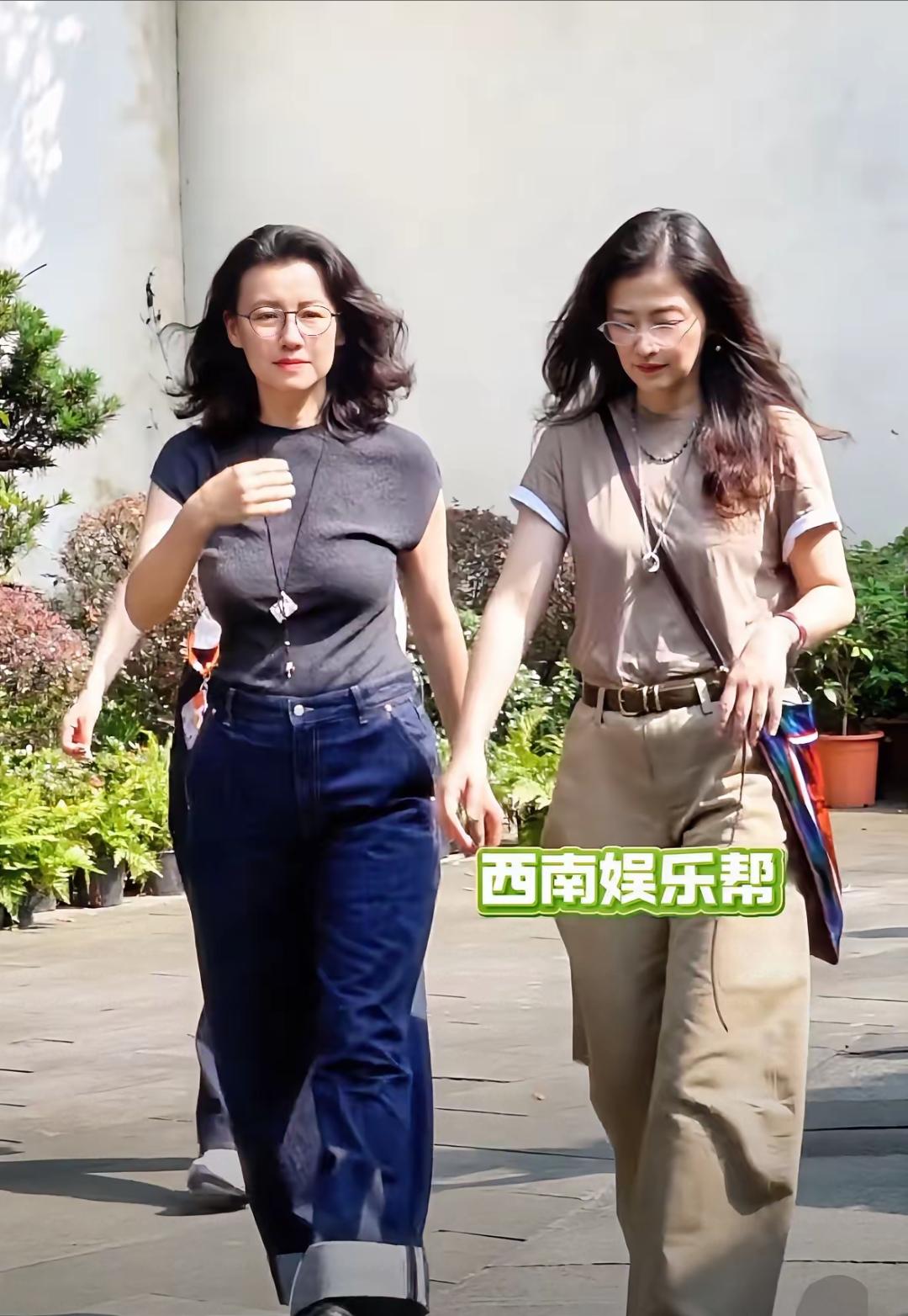 刘琳和梅婷现身乌镇戏剧节，两人并肩同行，没有华丽的礼服，就是简简单单的日常穿搭，