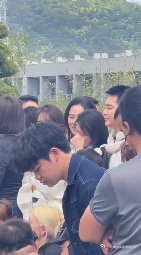 李兰迪欢聚杀青李兰迪伍不为杀青李兰迪主演的《欢聚》杀青，杀青现场的她悄悄哭泣，这