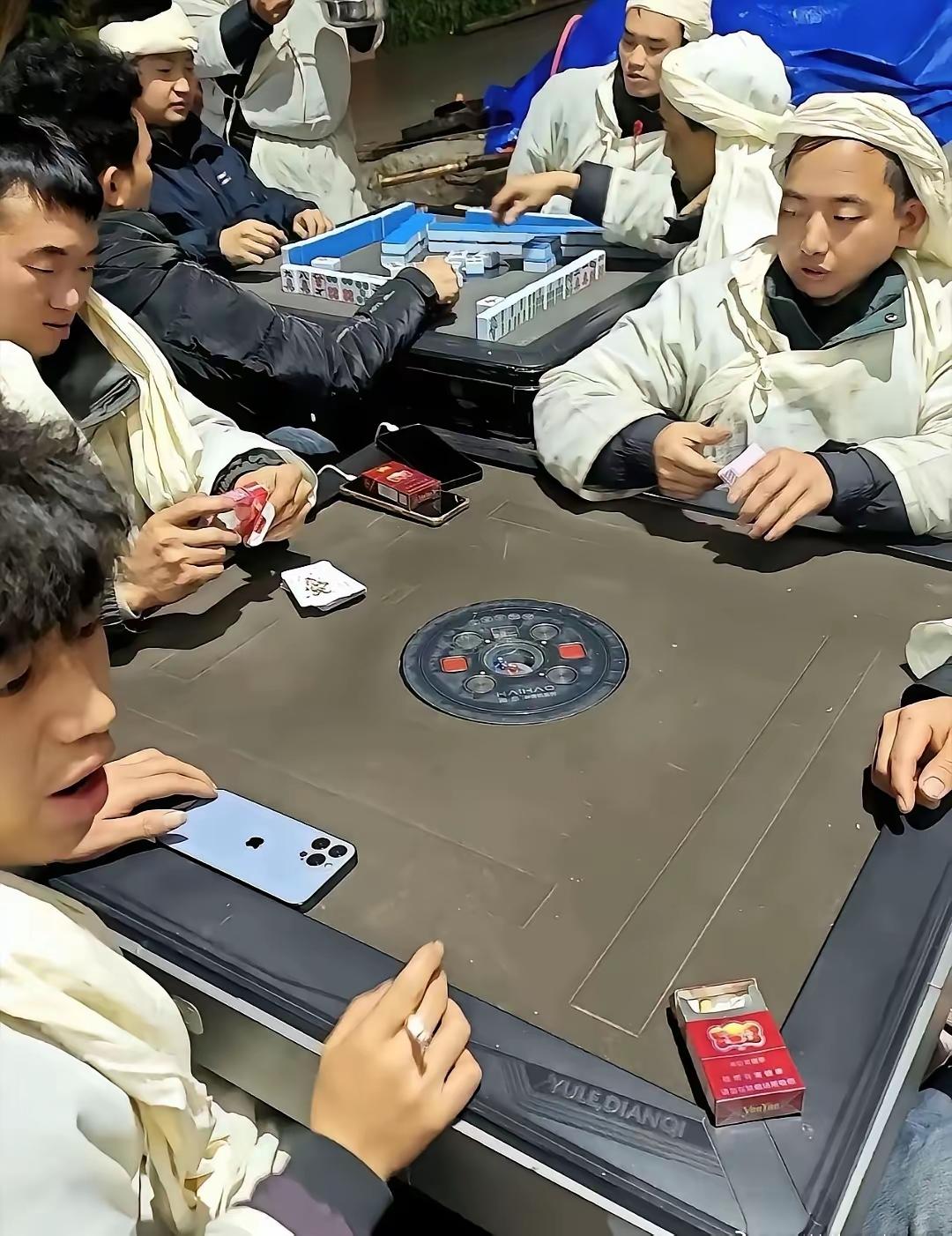 有人觉得这种事情很正常，逝去的人走了，活着的人还要继续，没有必要把氛围搞得太沉重