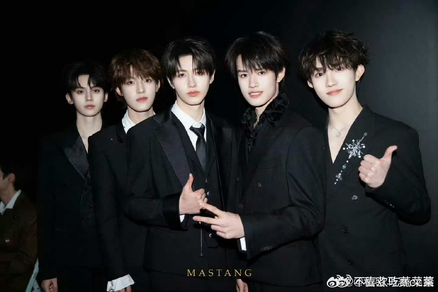 登登状态怎么样？2025微博之夜爆款创作大赛微博之夜微博之夜红毯时代峰峻三大团体