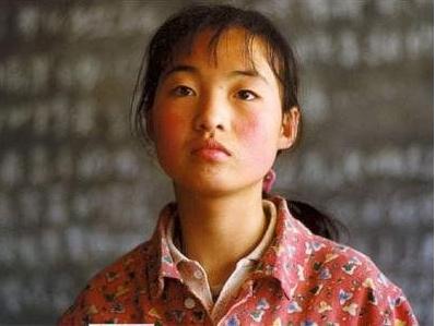 1999年，张艺谋捧红了农村女孩魏敏芝。拍完戏后，魏敏芝想进演艺圈，张艺谋却不同