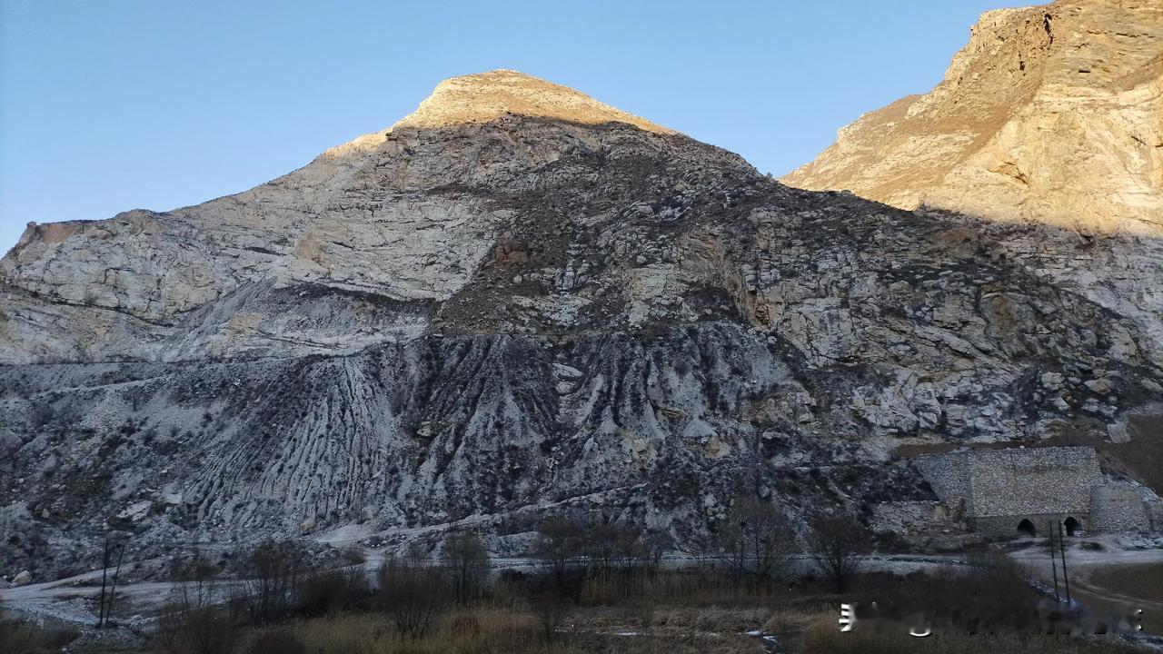 爬上高山之顶，观滴水崖瀑布之源
🍁我爬上滴水崖西侧的高山（净高200多米）。