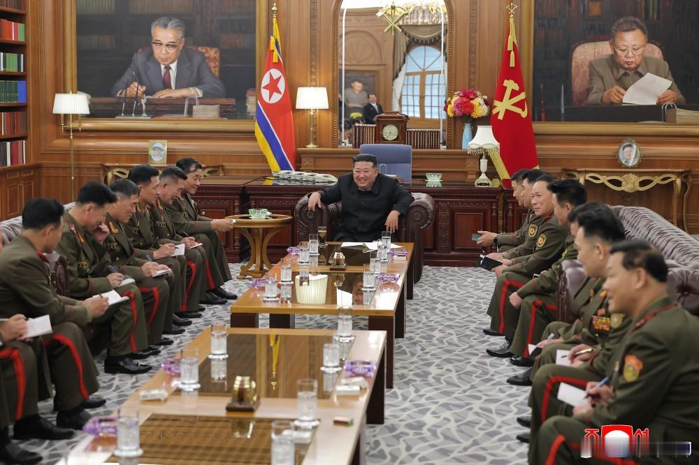金正恩会见军队海外作战主要指挥员，他们回国是为参加朝鲜国家授奖仪式。 ​​​