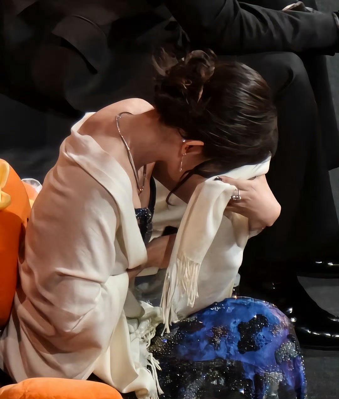 其实是在优酷的唐宫奇案里发弹幕！微博之夜也不耽误她和粉丝互动。李佩仪演的特别好，