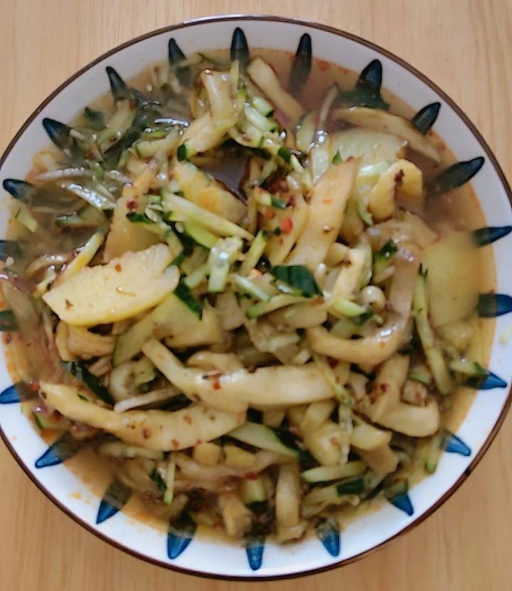男女搭配干活不累，老同志提出来吃莜面，为了表现好一点，今天我主动帮忙。
平时吃莜