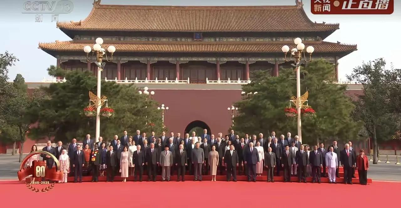今天全世界都在关注中国，当看到这张大合影时，内心无比的自豪，为伟大的祖国感到骄傲
