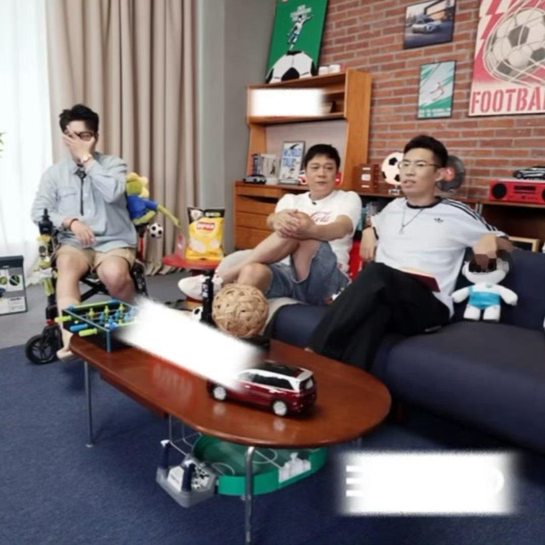 范志毅给哈兰德讲球 这场直播也太有意思了，范大将军边吃边聊世界杯，和撞脸哈兰德的