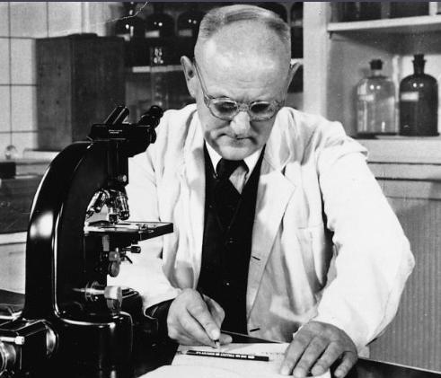 1932年，病理学家多马克的女儿奄奄一息，他固执道：“还有救。”说罢，便给女儿注