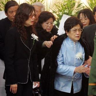 王文娟送别挚爱孙道临，这一张照片拍摄在2008年1月3日，地点是上海龙华殡仪馆，